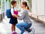 ilustrasi-mengantarkan-anak-di-hari-pertama-sekolahnya.jpg