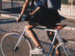 ilustrasi-perempuan-bersepeda.jpg