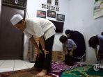 ilustrasi-sholat-berjamaah-bersama-keluarga-di-rumah.jpg