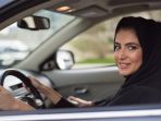 ilustrasi-wanita-mengenakan-jilbab-mengemudikan-mobil_20171007_144959.jpg