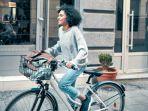 ilustrasi-wanita-naik-sepeda.jpg