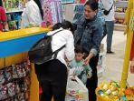 iriana-belikan-mainan-untuk-jan-ethes-di-mall.jpg