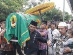 jenazah-khairunnisa-korban-tragedi-susur-sungai-dimakamkan.jpg