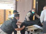 jenazah-siswa-smp-di-makassar-saat-dievakusi-pihak-dokpol-polda-sulsel-ke-rs-bhayangkara.jpg
