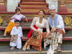 keluarga-happy-salma-rayakan-galungan.jpg