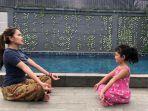 keseruan-ayu-ting-ting-bilqis-nikmati-waktu-di-rumah-berjemur-yoga-hingga-renang-bareng.jpg