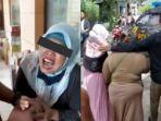 kolase-aksi-nekat-2-ibu-ibu-yang-mencuri-kue-lebaran-dengan-memasukkannya-di-rok.jpg