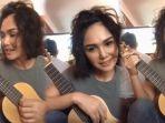 kolase-yuni-shara-main-ukulele-nyanyikan-lagu-di-rumah-saja.jpg