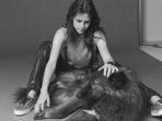 kristen-stewart-dan-anjing-serigalanya.jpg