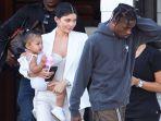 kylie-jenner-dengan-travis-scott-dan-sang-buah-hati-stormi-webster.jpg