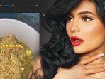 kylie-jenner-memasak-mie-rebus-pakai-telur-ala-anak-kos-kosan.jpg