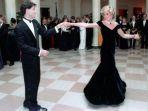 lady-diana-mengenakan-menari-dengan-aktor-john-travolta-1985.jpg