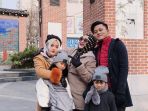 lina-bareng-empat-anaknya-putri-delina-rizky-febian-dan-adik-adiknya_20181013_115405.jpg