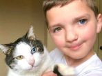 madden-bersama-seekor-kucing-yang-mempunyai-kondisi-mirip-dengannya_20180329_142636.jpg