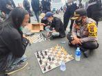 mahasiswa-demo-uu-cipta-kerja-tantang-polisi-main-catur.jpg