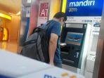mandiri-atm-nasabah.jpg