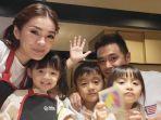 maya-septha-bersama-suami-dan-anak-anaknya.jpg