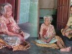 mbah-rukmi-tinggal-di-teras-rumahnya-j.jpg