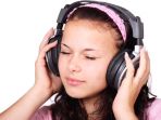 mendengarkan-lagu-dengan-headset_20170924_133516.jpg