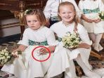 mia-tindall-duduk-kedua-dari-kiri-di-baris-depan-di-samping-putri-robbie-williams_20181016_190237.jpg