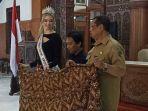 miss-universe-swiss-alia-guindi-lelang-batik-tulungagung-untuk-korban-gempa-cianjur.jpg