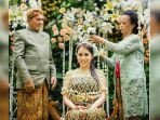 momo-geisha-saat-siraman-pernikahan-yang-dilakukan-oleh-ibunya-dan-ayahnya_20170920_120925.jpg