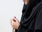 muslimah-berdzikir-pada-allah-swt.jpg