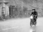 naik-motor-saat-hujan_20161116_182033.jpg