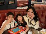nindy-ayunda-bersama-dua-anaknya.jpg