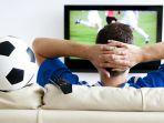 nonton-pertandingan-sepakbola-di-televisi.jpg