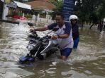 orang-dorong-motor-saat-banjir.jpg