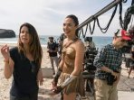 patty-jenkins-dan-gal-gadot-saat-melakukan-syuting-wonder-woman_20170606_190456.jpg