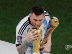 pemain-depan-argentina-lionel-messi-mencium-trofi-piala-dunia.jpg