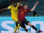 pemain-depan-swedia-alexander-isak-kiri-berebut-bola-dengan-bek-spanyol-aymeric-laporte.jpg