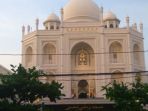 penampakan-masjid-mirip-taj-mahal-di-danau-sunter_20180405_193140.jpg