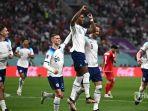 penyerang-inggris-11-marcus-rashford-tengah-merayakan-dengan-rekan.jpg