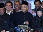 perdana-menteri-terpilih-malaysia-mahathir-mohamad_20180523_154753.jpg