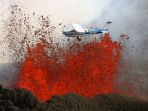 pesawat-di-atas-gunung-yang-sedang-erupsi_20170215_135534.jpg