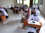 petugas-kelurahan-jatirahayu-membimbing-para-siswa-sekolah-dasar-sd-belajar-tatap-muka.jpg