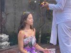 pevita-pearce-jalani-ritual-melukat.jpg