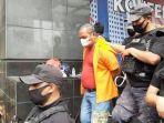 polisi-menggiring-john-kei-di-polda-metro-jaya-jakarta-selatan-senin-2262020.jpg