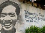 potret-chairil-anwar-dan-kutipan-puisi-karyanya-pada-sebuah-tembok.jpg