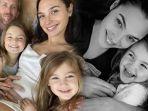 potret-gal-gadot-bersama-suami-dan-kedua-anaknya-kini-hamil-anak-ketiga.jpg