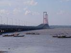 pria-nekat-lompat-dari-jembatan-suramadu.jpg