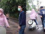 raffi-ahmad-panik-saat-mama-amy-kendarai-vespanya-yang-nyaris-menabrak-mobil.jpg