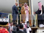 raja-arab-saudi-salman-bin-abdulaziz-al-saud-saat-tiba-di-bandara-halim-perdanakusuma-jakarta_20170301_192647.jpg