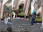 raja-pemuda-viral-karena-sambut-dan-rapikan-sandal-jamaah-masjid.jpg