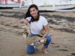 raline-shah-pungut-sampah.jpg