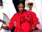 rihanna-pamer-perut-buncit-kehamilan-anak-kedua-di-acara-super-bowl-2023.jpg