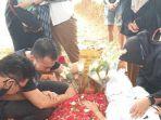 rio-alief-tak-kuasa-menahan-air-mata-saat-jenazah-clerence-chyntia-akan-dikuburkan.jpg